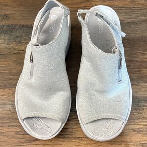 Bzees Women's Light Gray sparkle Sandals